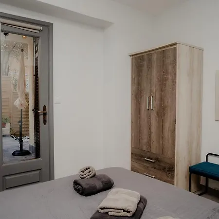 Semesterbostad Aiora Yard *